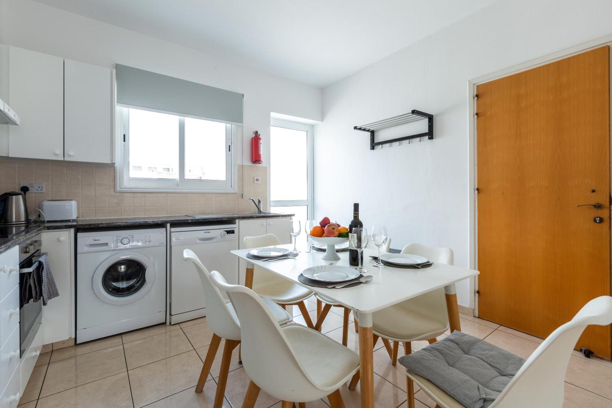 Beautiful 2 Bed Apartment In Paphos Cyprus Exteriör bild