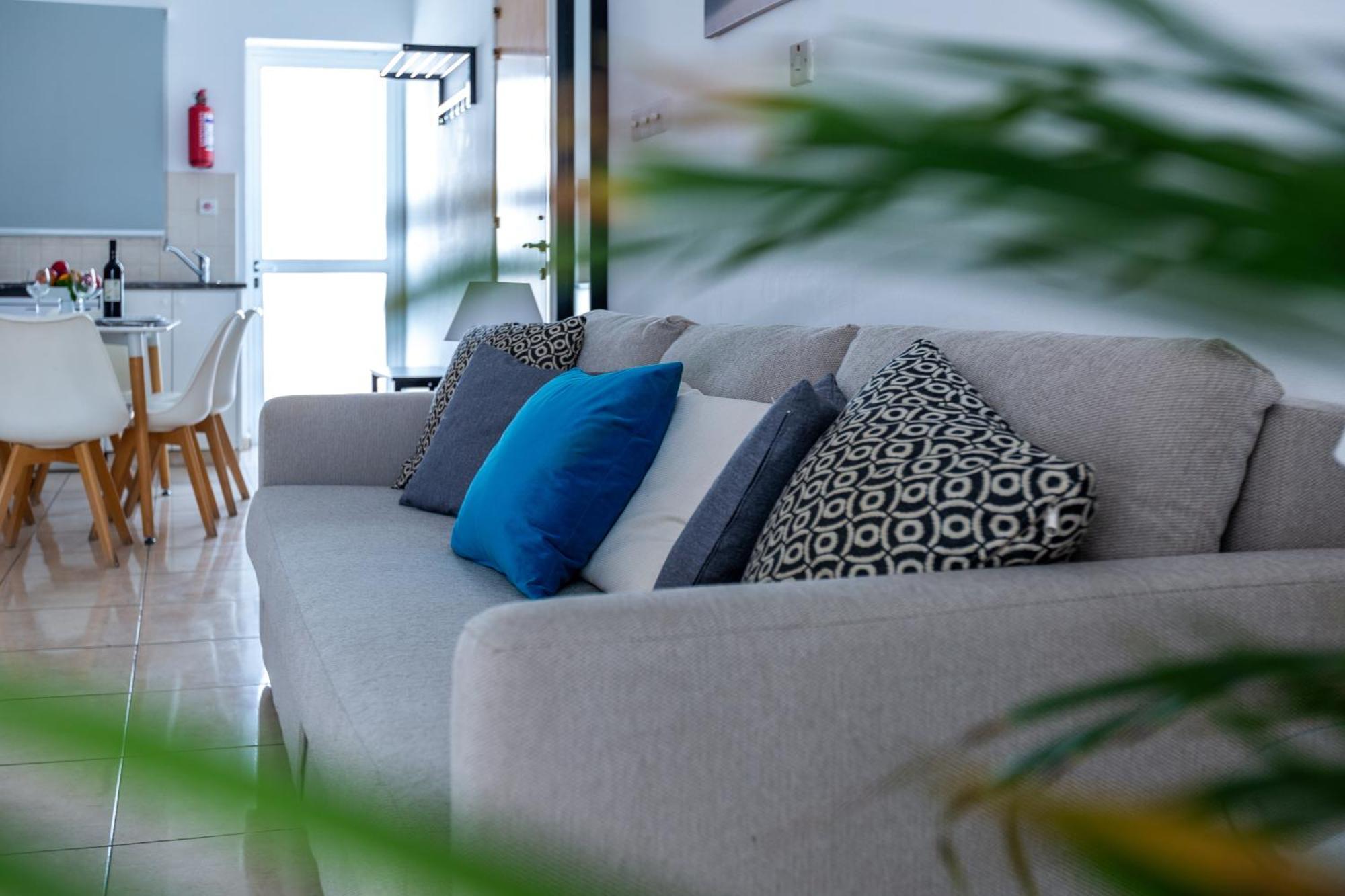 Beautiful 2 Bed Apartment In Paphos Cyprus Exteriör bild